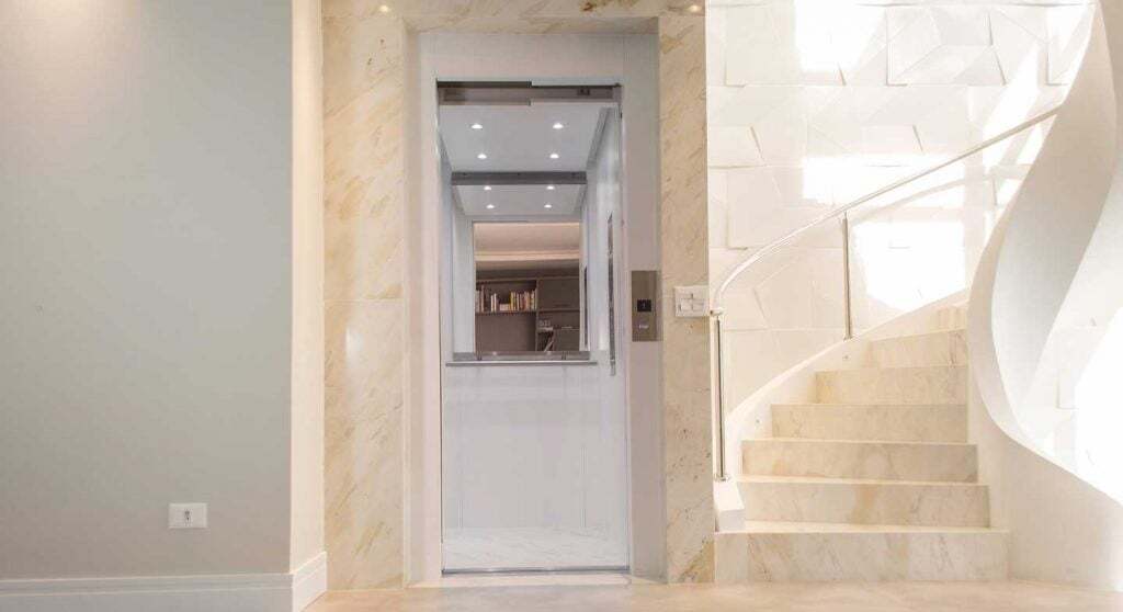 Homelift com cabina na cor branco neve.