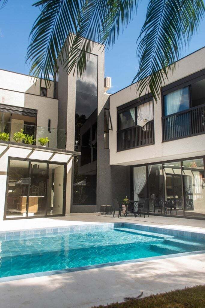 Elevador residencial - NBR 12.892 é a norma que rege este modelo de produto.