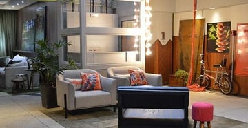 Espaço Lounge de Convivência, assinado pela arquiteta Daniela Sumida de Albuquerque na Casa Cor Paraná 2015, decorado com um painel ferrugem em frente a plataforma da Daiken, feito exclusivamente pela artista plástica Sila Lima e ao lado uma fotografia emoldurada de Guilherme Albuquerque. Foto: Guilherme de Albuquerque 